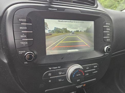Used 2018 Kia Soul + FWD image 19