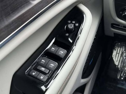 Used 2021 Jeep Grand Cherokee L Overland w/ Luxury Tech Group IV AWD/4WD image 20