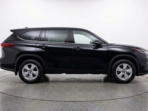 Used 2025 Toyota Highlander LE FWD image 11