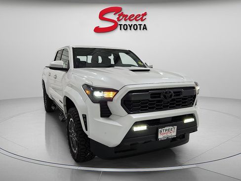 Used 2025 Toyota Tacoma TRD Sport w/ TRD Sport Upgrade Package image 4