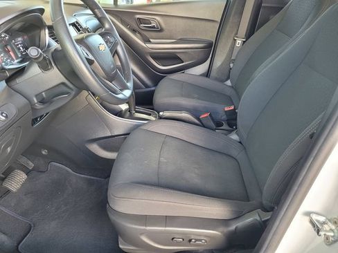 Used 2021 Chevrolet Trax LS w/ Fleet Convenience Package FWD image 17
