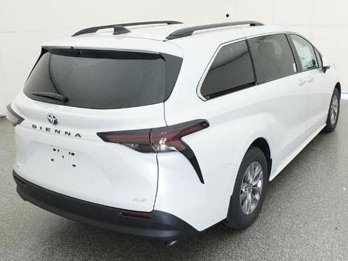 New 2026 Toyota Sienna XLE image 8