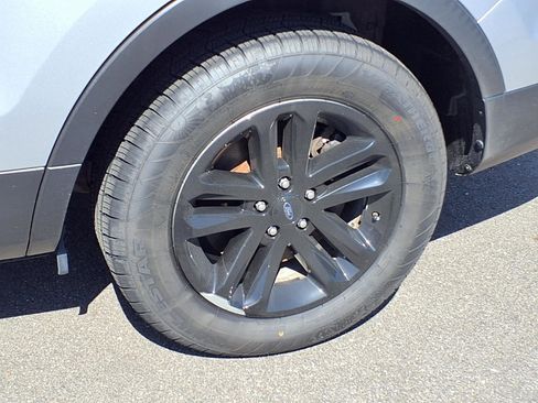 Used 2017 Ford Explorer XLT w/ Equipment Group 202A image 30