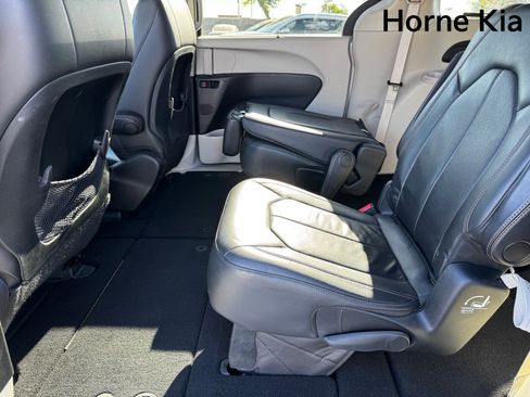 Used 2017 Chrysler Pacifica Touring-L image 13