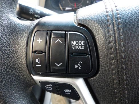Used 2017 Toyota Sienna LE FWD image 57