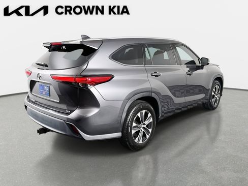 Used 2021 Toyota Highlander XLE image 6