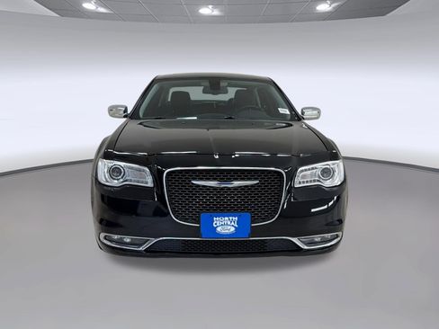Used 2017 Chrysler 300 C RWD image 6