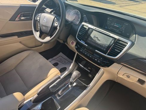 Used 2017 Honda Accord EX image 14