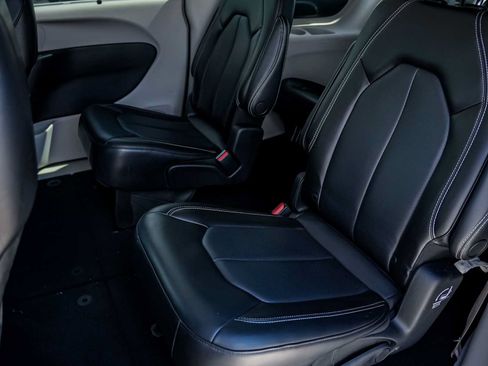 Used 2023 Chrysler Pacifica Touring-L FWD image 24