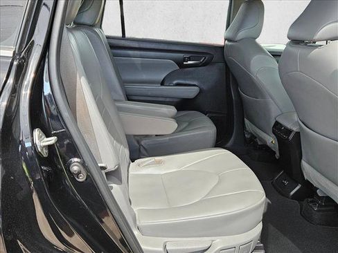 Used 2022 Toyota Highlander XLE FWD image 17