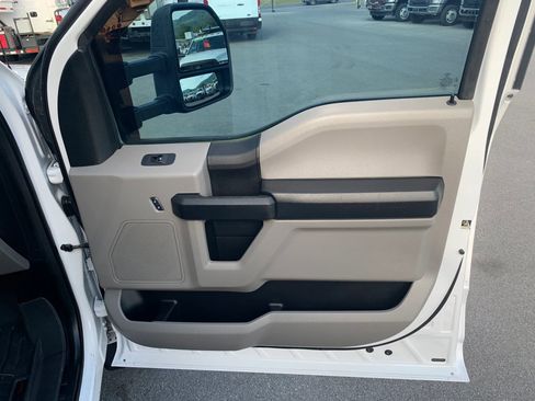 Used 2017 Ford F550 4x4 Regular Cab Super Duty image 29