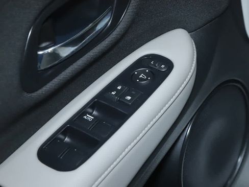 Used 2020 Honda HR-V LX image 16