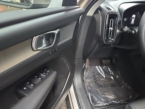 Used 2023 Volvo XC40 B5 Core image 27