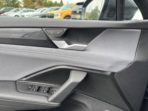 New 2025 Volkswagen Tiguan SE image 15