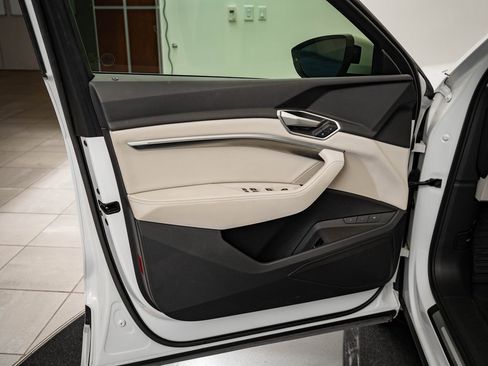 Used 2021 Audi e-tron Premium w/ Convenience Plus Package image 25
