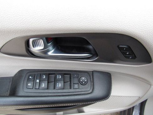 Used 2023 Chrysler Pacifica Touring-L FWD image 9