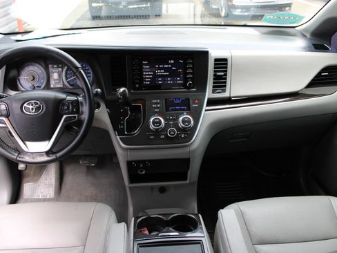 Used 2020 Toyota Sienna XLE w/ XLE Navigation Package image 2