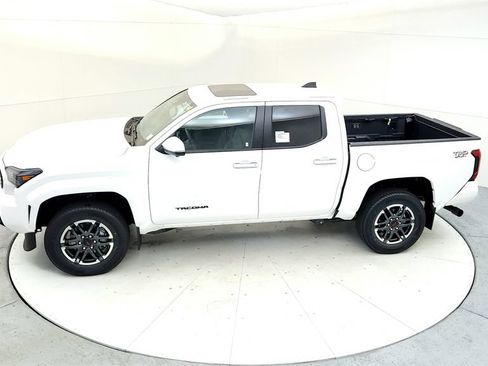 Used 2024 Toyota Tacoma TRD Sport w/ TRD Sport Premium Package AWD/4WD image 14