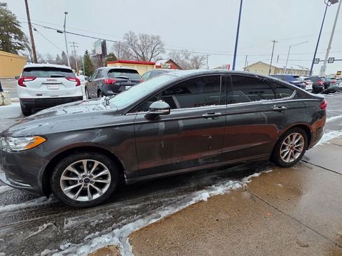 Used 2017 Ford Fusion SE w/ Fusion SE Technology Package FWD image 4