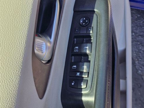 Used 2018 Chrysler Pacifica Touring-L FWD image 25