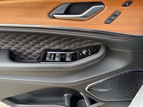 Certified 2024 Jeep Grand Cherokee Summit image 8