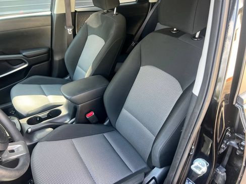 Used 2025 Kia Soul LX w/ LX Technology Package FWD image 31