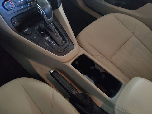 Used 2018 Ford Focus SE w/ SE Appearance Package FWD image 26