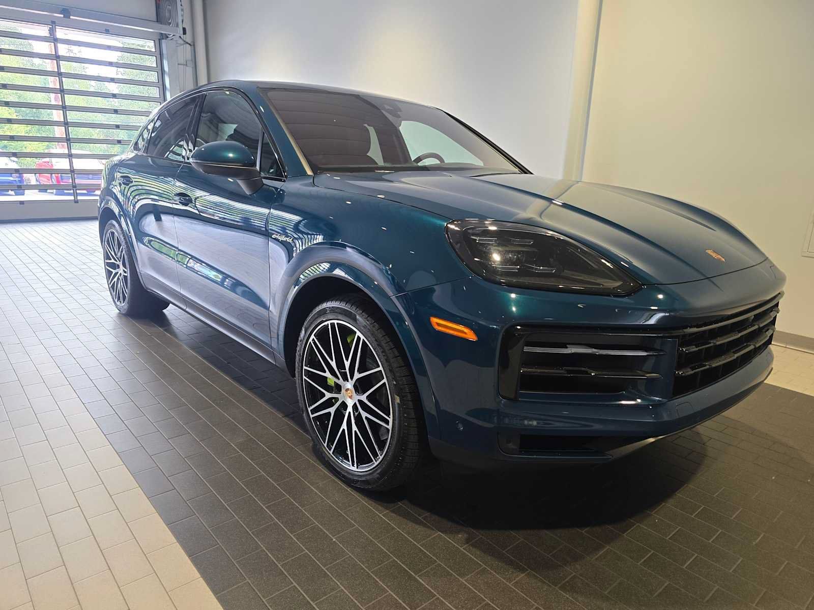 Used 2025 Porsche Cayenne E-Hybrid Coupe AWD/4WD image 9