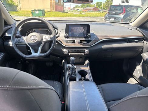Used 2025 Nissan Altima 2.5 SV FWD image 33