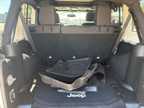 Used 2017 Jeep Wrangler Unlimited Rubicon w/ Connectivity Group AWD/4WD image 16
