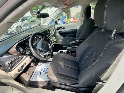 Used 2020 Chrysler Voyager L FWD image 9