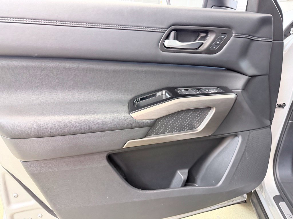 Used 2024 Nissan Pathfinder Platinum AWD/4WD image 9