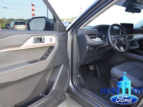 Used 2025 Ford Explorer Active RWD image 11