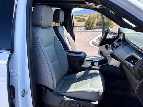 Used 2022 GMC Yukon XL SLT w/ SLT Premium Package image 9