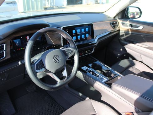 Used 2024 Volkswagen Atlas SE AWD/4WD image 10