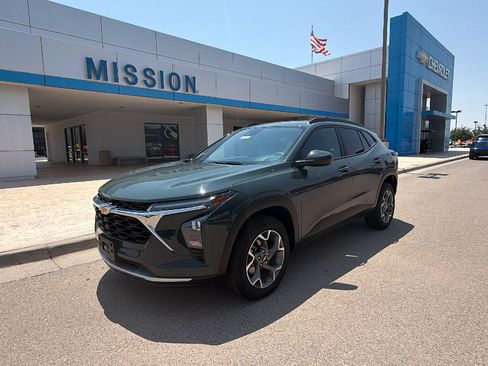 Used 2025 Chevrolet Trax LT FWD image 3