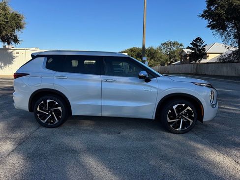 New 2025 Mitsubishi Outlander SEL image 9