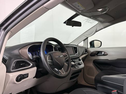 Used 2019 Chrysler Pacifica LX FWD image 3