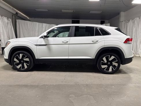 Used 2025 Volkswagen Atlas Cross Sport SE FWD image 4