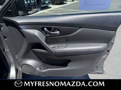 Used 2018 Nissan Rogue SV AWD/4WD image 18