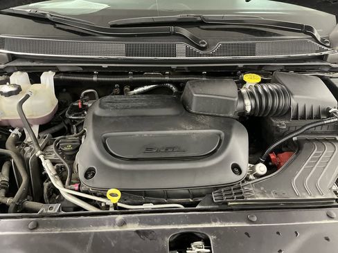 Used 2024 Chrysler Pacifica Touring-L image 12