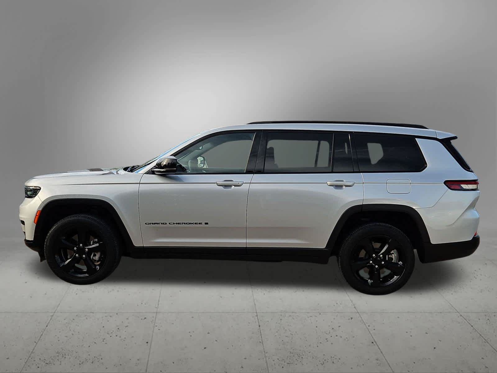 Used 2023 Jeep Grand Cherokee L Laredo RWD image 3