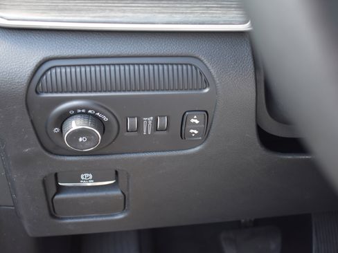 Used 2024 Jeep Wagoneer L Series II w/ Premium Group I image 16