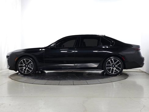 Used 2025 BMW 760i xDrive w/ Premium Package image 4