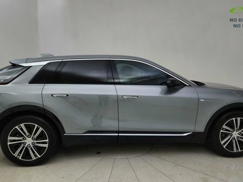 Used 2024 Cadillac Lyriq Luxury AWD/4WD image 6