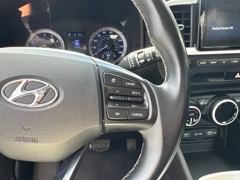 Used 2022 Hyundai Venue Limited FWD image 13