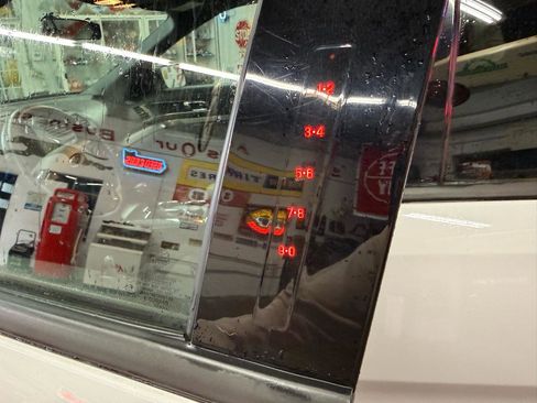 Used 2018 Ford Explorer XLT image 10