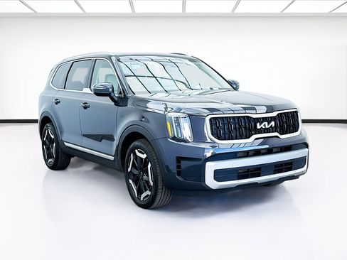 Used 2025 Kia Telluride EX w/ EX Captain's Chair Package image 3