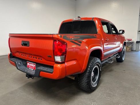 Used 2017 Toyota Tacoma TRD Sport w/ Tow Package AWD/4WD image 3