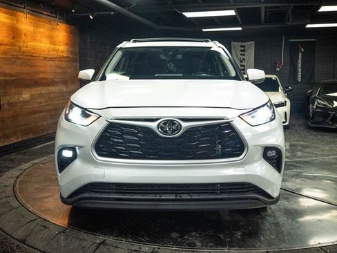 Used 2022 Toyota Highlander XLE AWD/4WD image 4